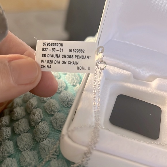 Genuine Diamond sterling silver cross necklace New in box - Picture 4 of 10